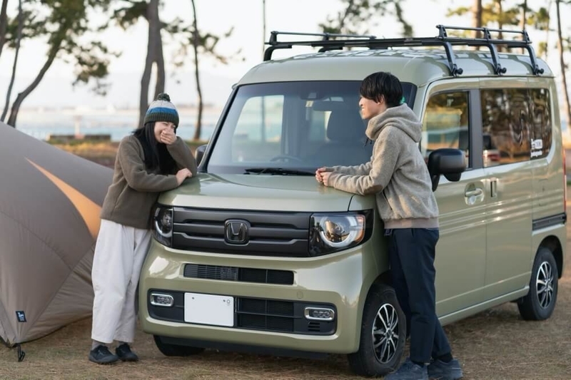 Hondaの軽自動車N-VANの前で話す野外のもりこさん夫婦