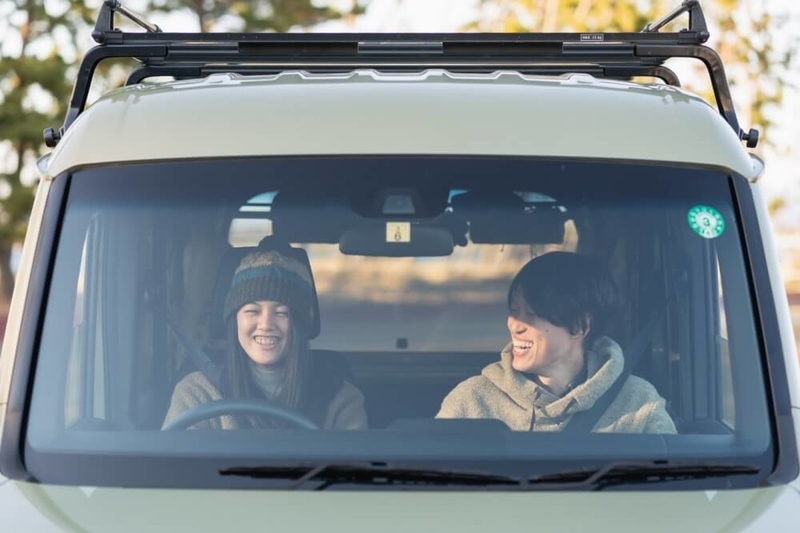 Hondaの軽自動車N-VANに乗る野外のもりこさん夫婦