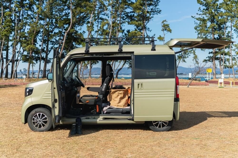Hondaの軽自動車N-VANのドアを開いた写真