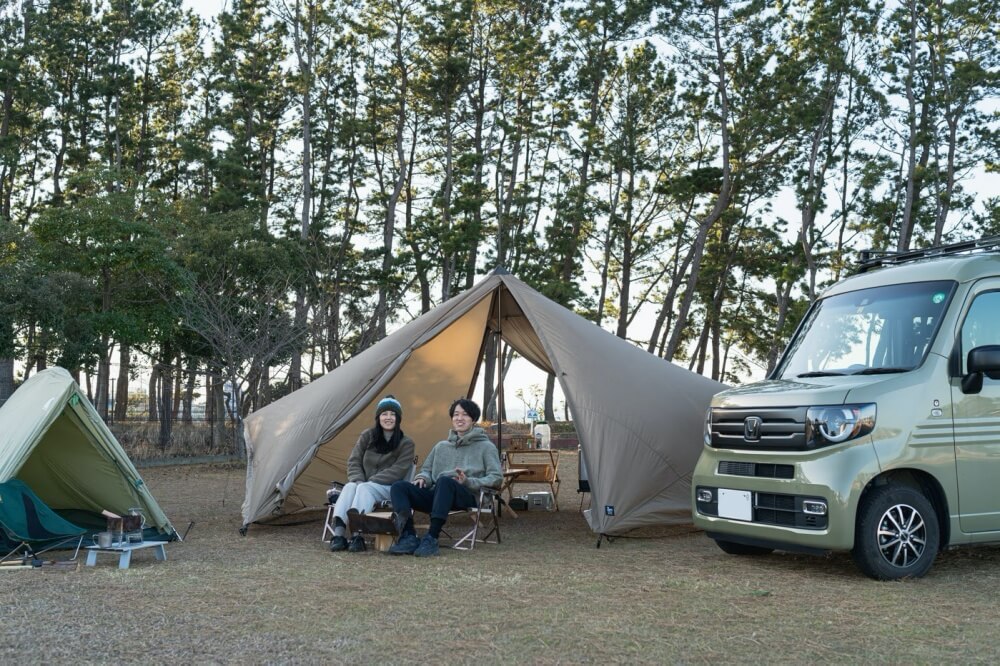 キャンプサイトとHondaの軽自動車N-VANが一緒に映った写真