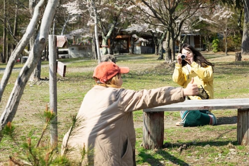 デイキャンプの楽しみ方。写真を撮って思い出を残そうと説明している様子