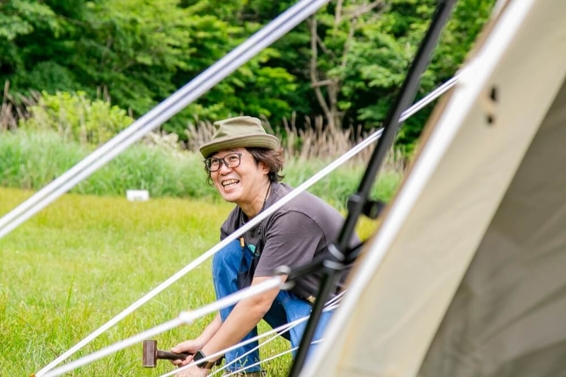 テント設営のコツを説明する大木さん