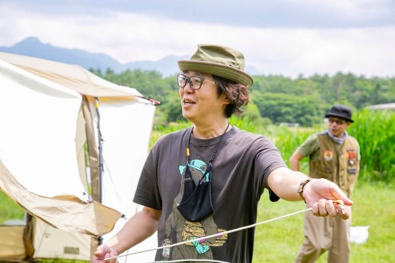 テントの設営をしながらogawaの歴史を語る大木さん