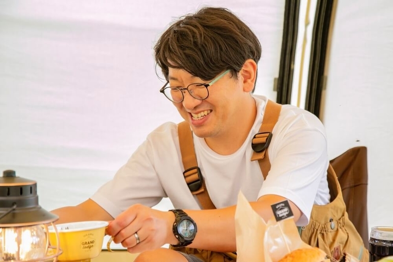 カフェの料理について話す小室さん