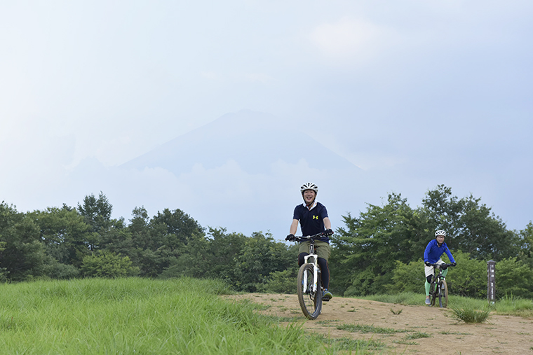 富士山をバックに走るマウンテンバイク