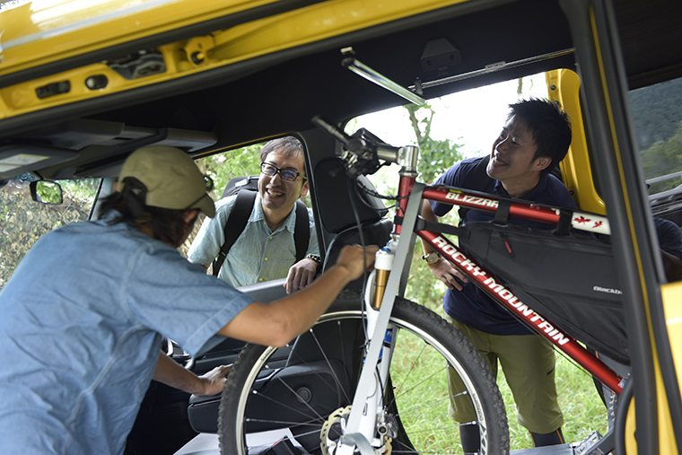 N-VANに自転車を積む様子