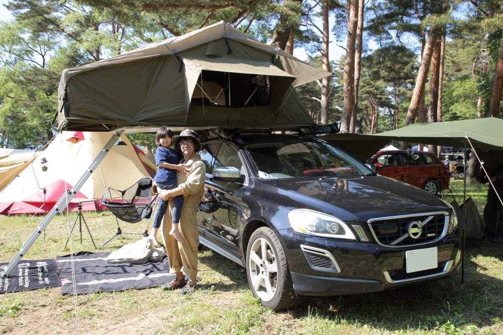 ボルボ XC60にルーフトップテラスを導入した会田さん親子