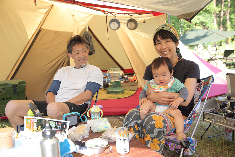 テントでくつろぐ神谷さんご夫妻と、三男の琉太くん