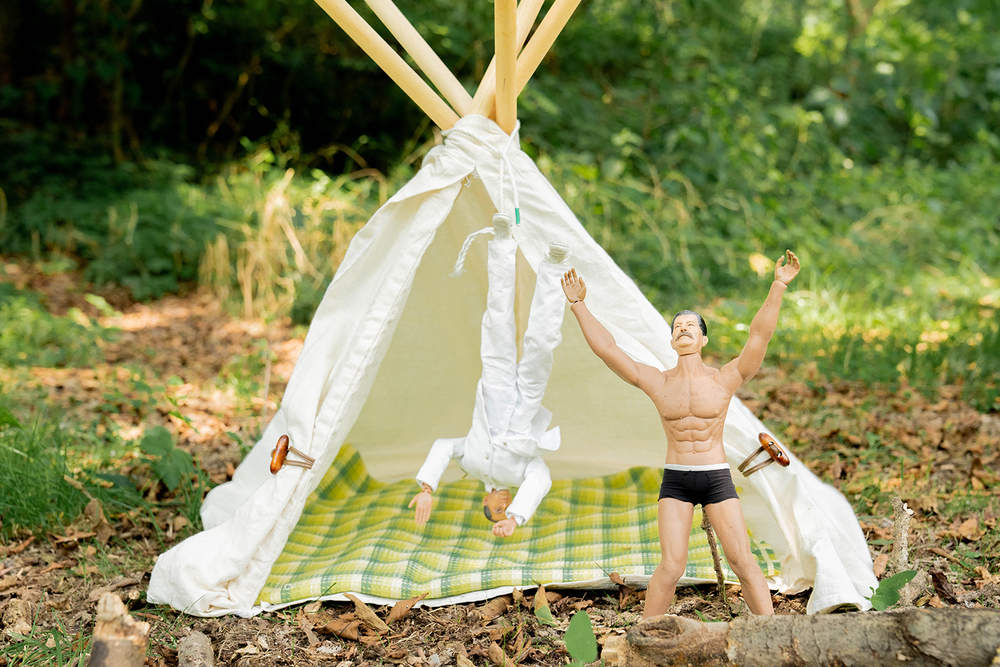 テントに足が引っかかって、ぶらさがるミフネさん。となりにヨシダさん