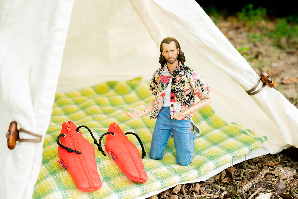 小さなテントの中に、小さな寝袋を用意したニコラス