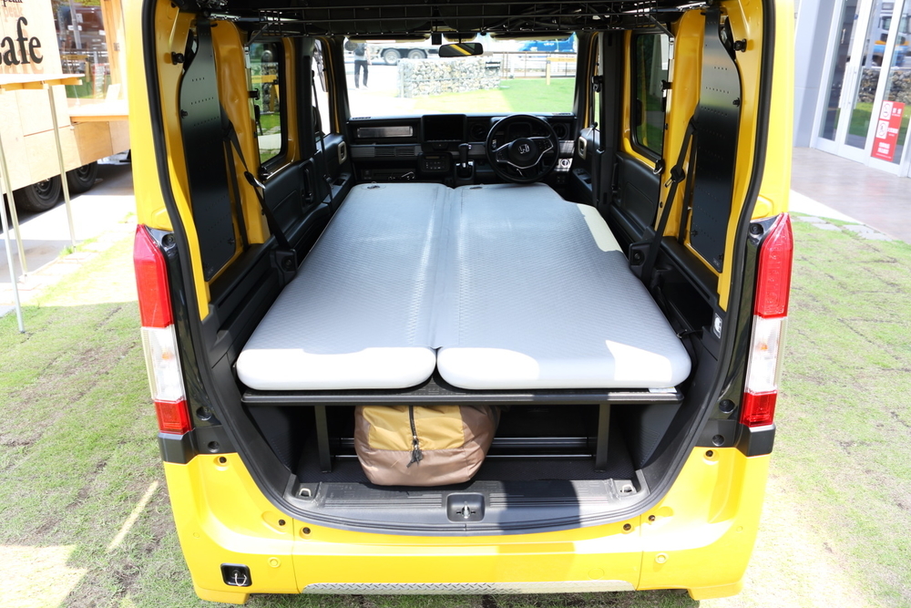 「N-VAN専用クイックエアマット」を設置した様子