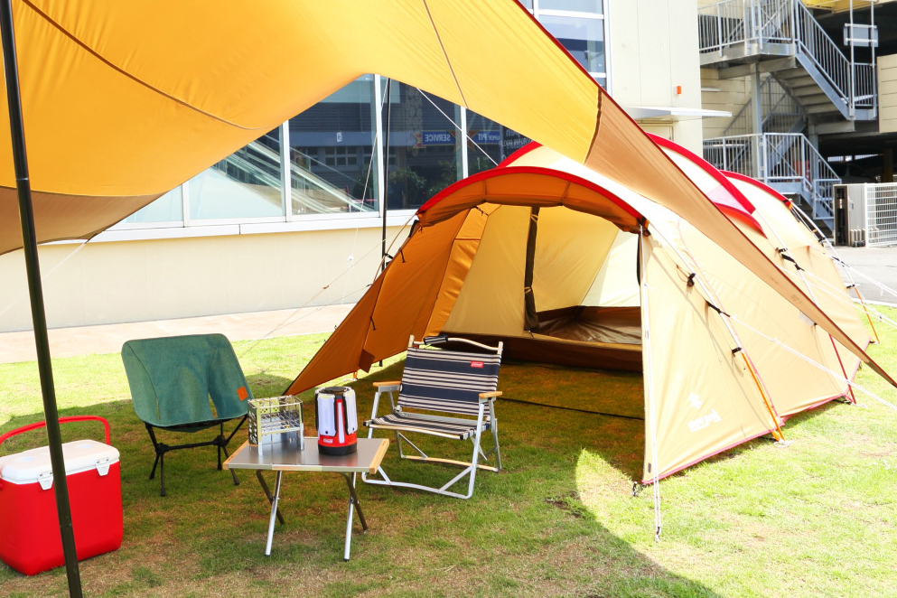 タープからテントをながめた様子