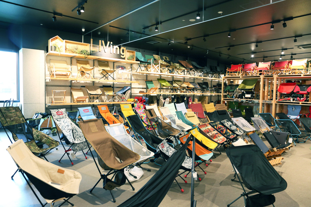 店内にチェアが並ぶ様子