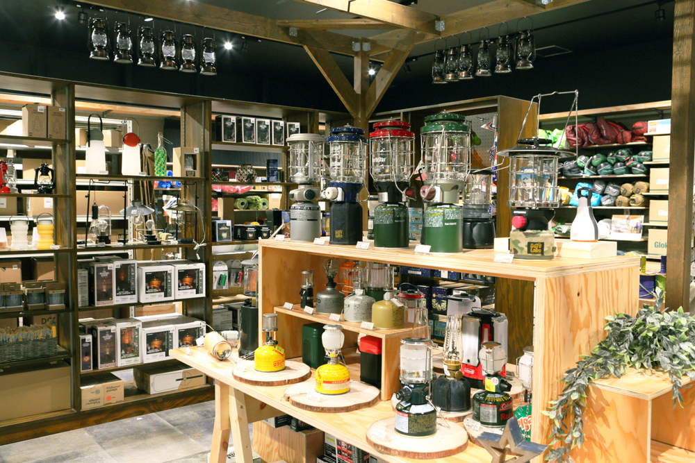 さまざまなランタンが並ぶ様子