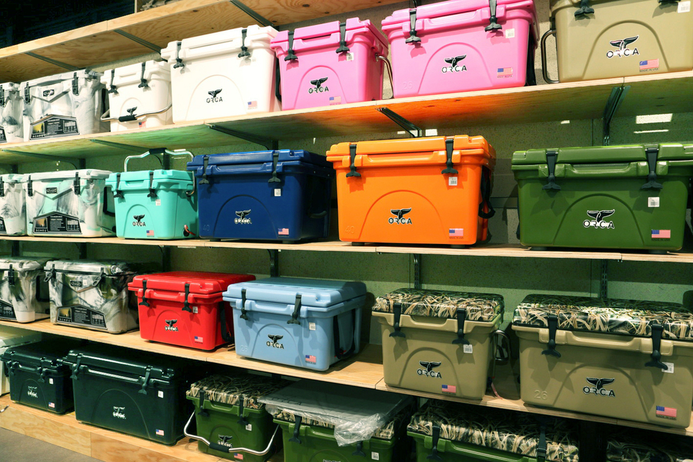 店内にカラフルなクーラーボックスがいっぱいある様子