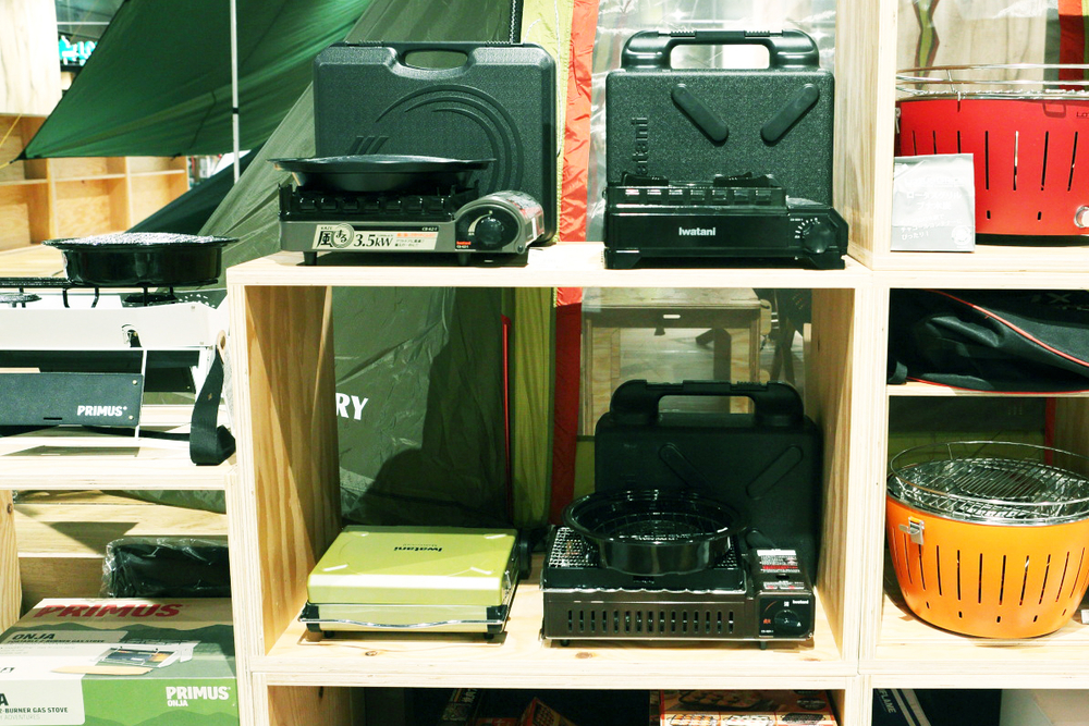 屋外でも使えるカセットコンロが並ぶ様子