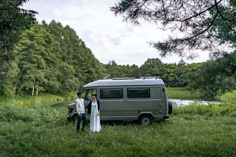 クルマの前に立つ渡鳥ジョニーさんと奥はる奈さん
