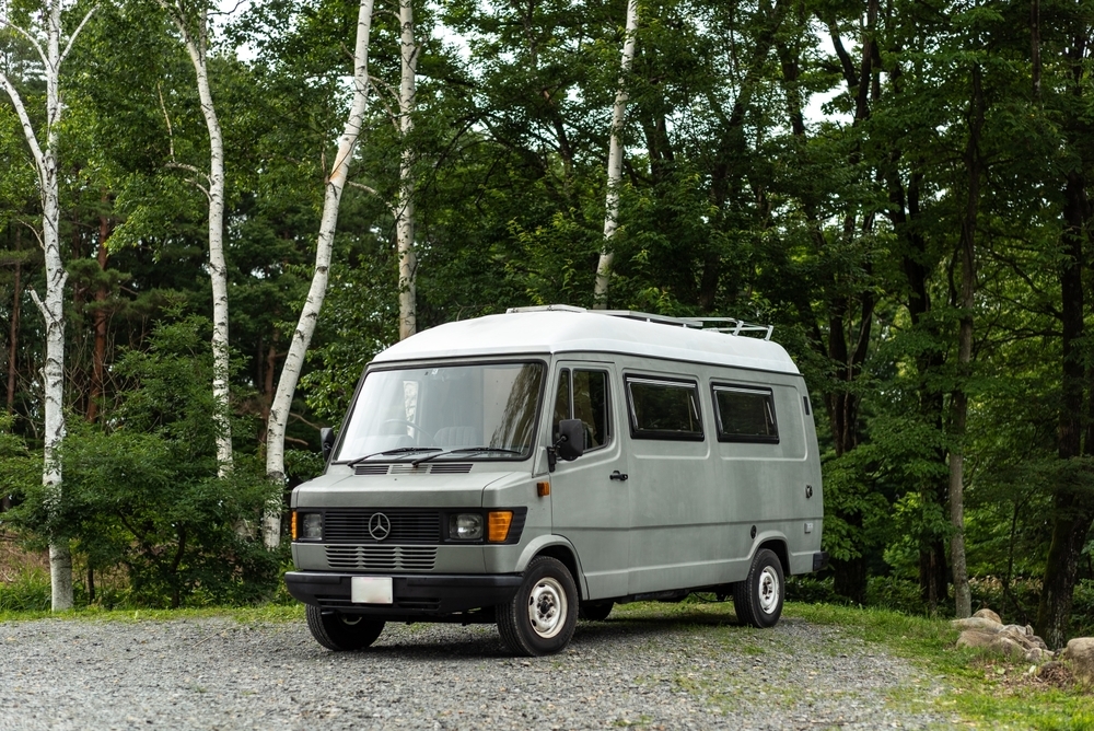 渡鳥ジョニーさんと愛車のメルセデス・ベンツ・トランスポーター