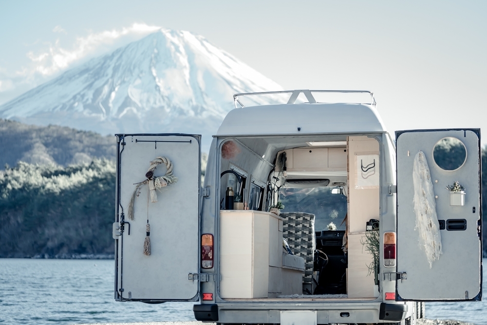 北欧モダン風のインテリアが素敵な渡鳥ジョニーさんの愛車のメルセデス・ベンツ・トランスポーター