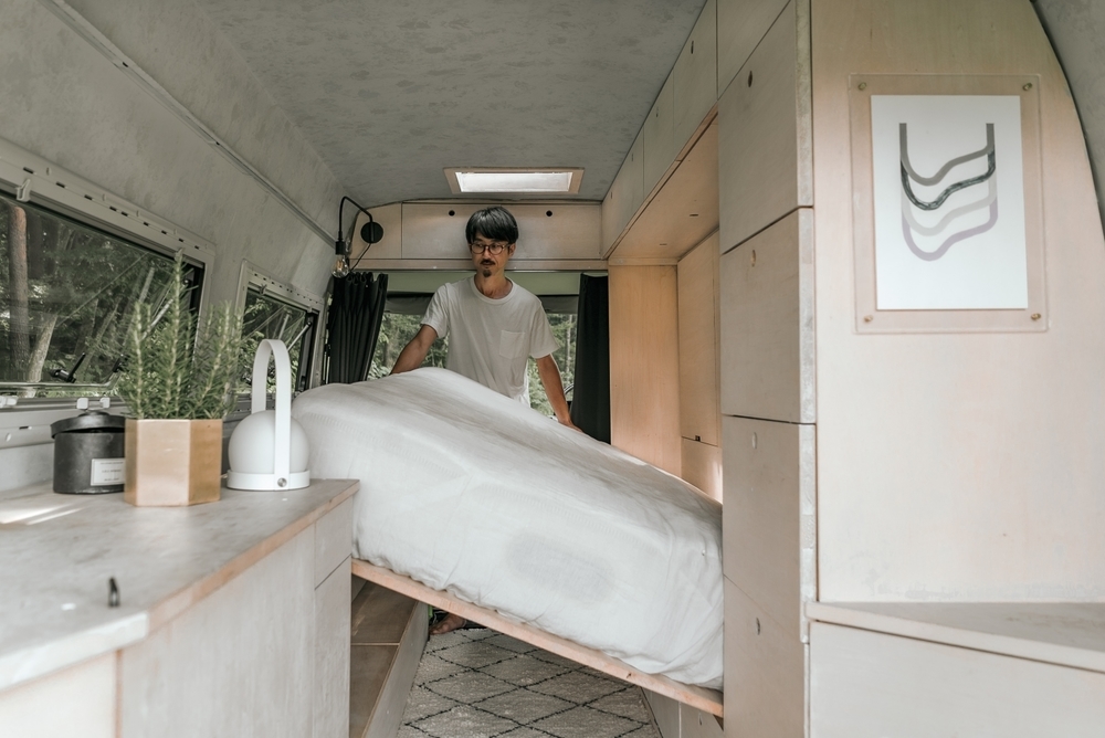 渡鳥ジョニーさんの愛車のメルセデス・ベンツ・トランスポーター。跳ね上げ式のベッドは、シモンズの高級マットレスを使用