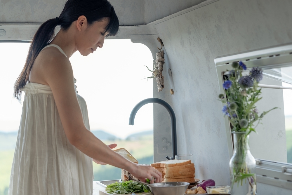 車内のキッチンで料理する奥はる奈さん