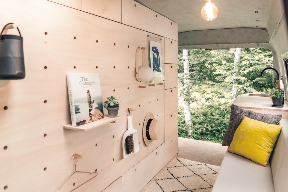 渡鳥ジョニーさんの車の中は、ベッドを収納するとペグボードになっている