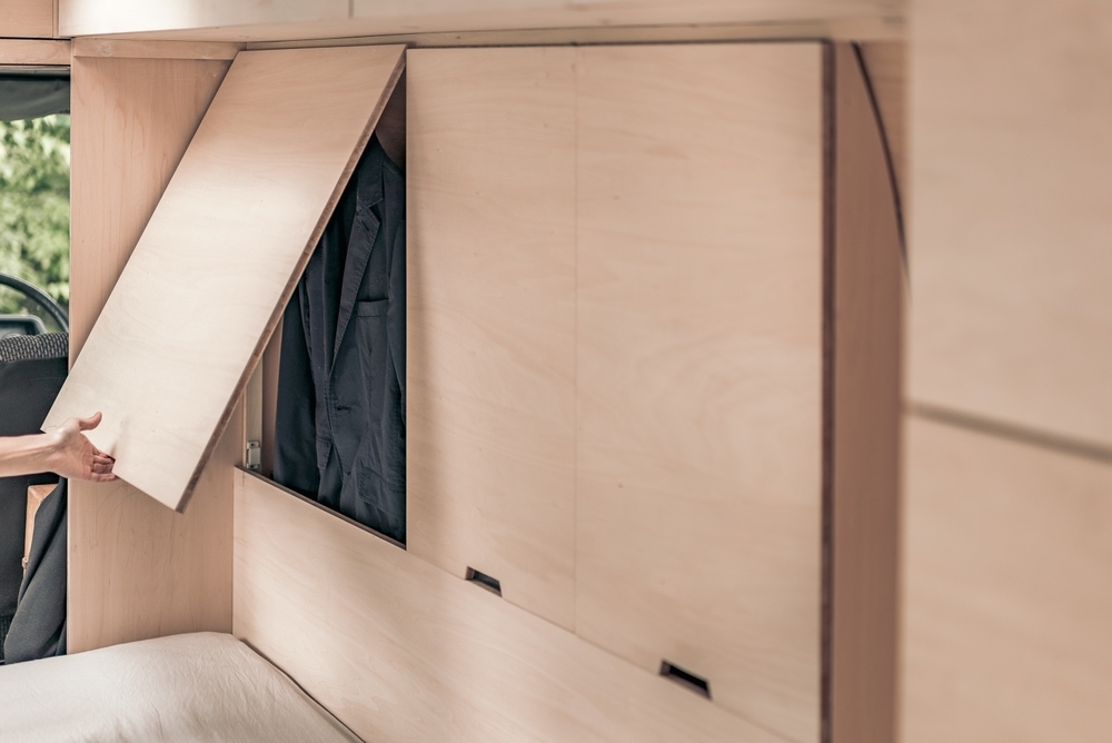 ベッドを倒すとクローゼットが登場。