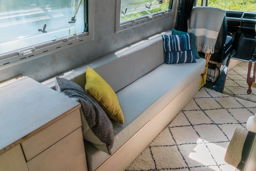 ベンツの車内には、奥はる奈さんが設計したソファ