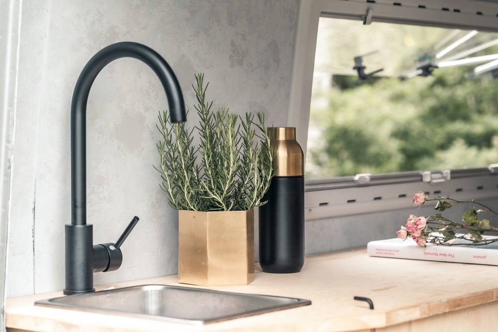 ベンツの車内は、奥はる奈さんによるインテリアコーディネート