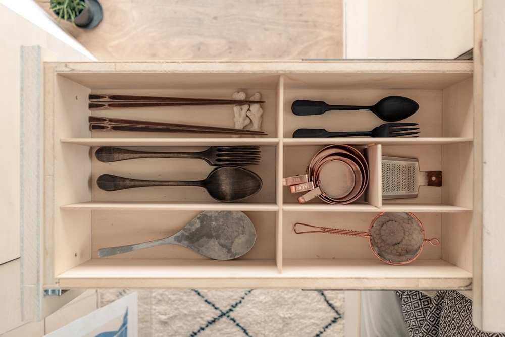 渡鳥ジョニーさんのベンツの車内にある、カトラリーが収納された引き出し