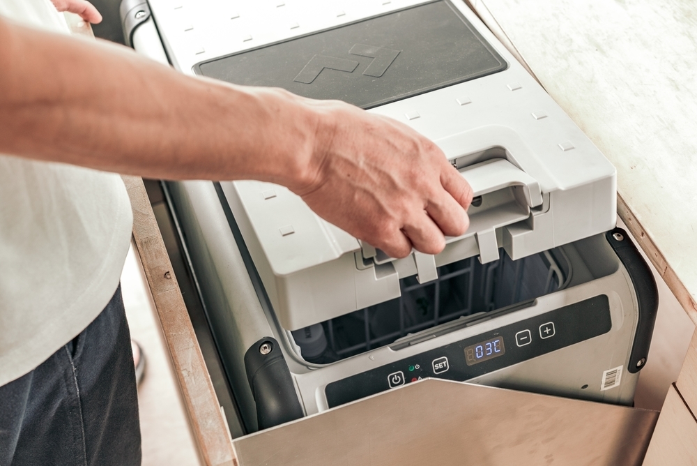 外部電源、サブバッテリー、ソーラー給電の3系統で稼働する冷蔵・冷凍庫