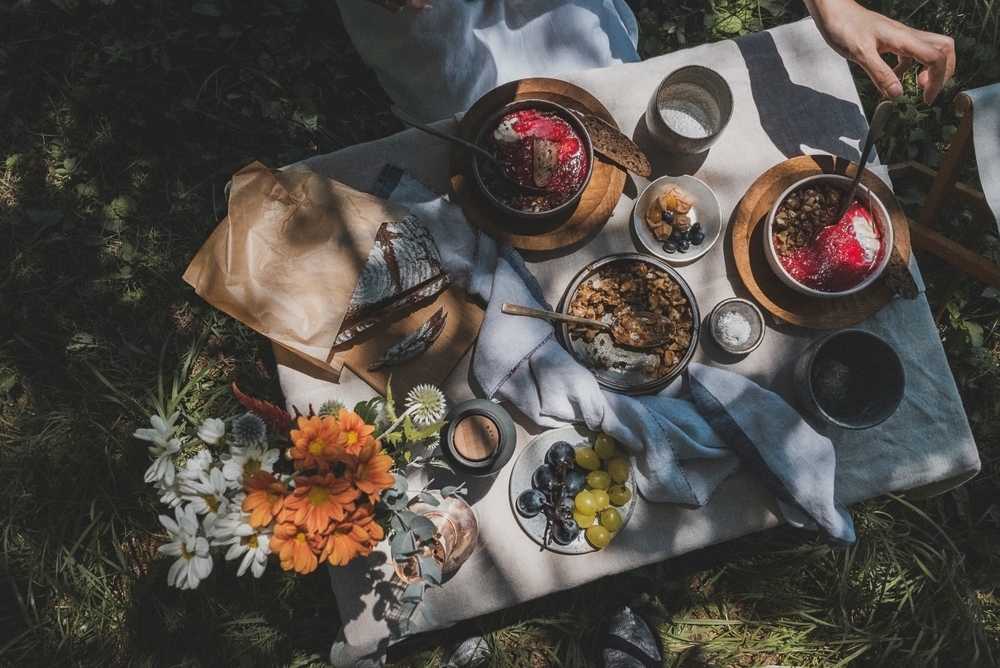 フードデザイナーの奥はる奈さんによる料理がテーブルに並んでいる