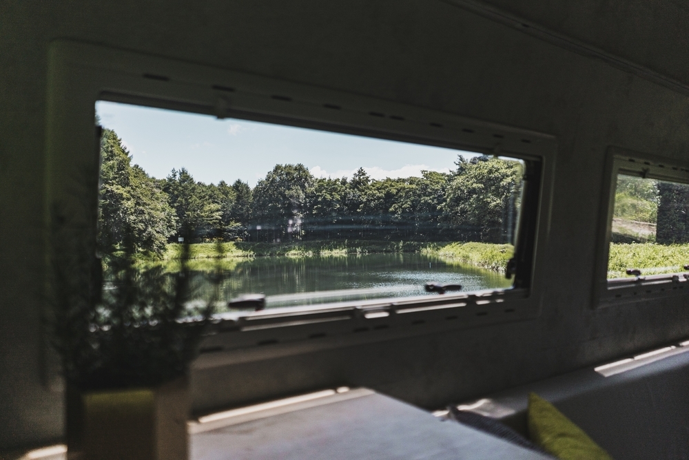 ベンツの窓の外に美しい風景が見えている