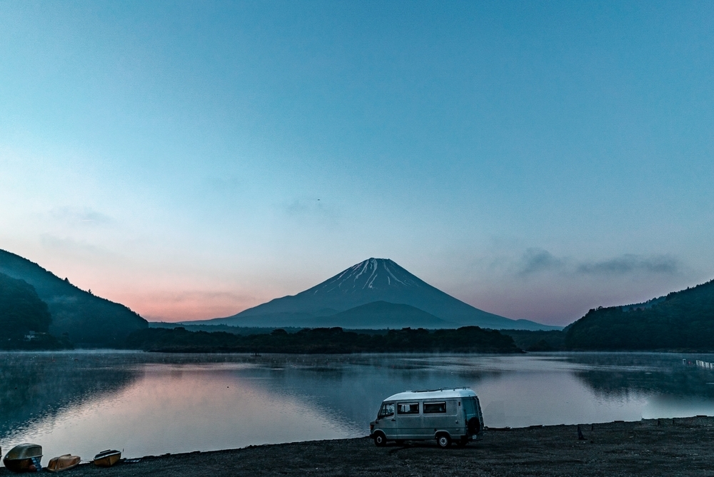 富士五湖の1つ、精進湖の朝焼け