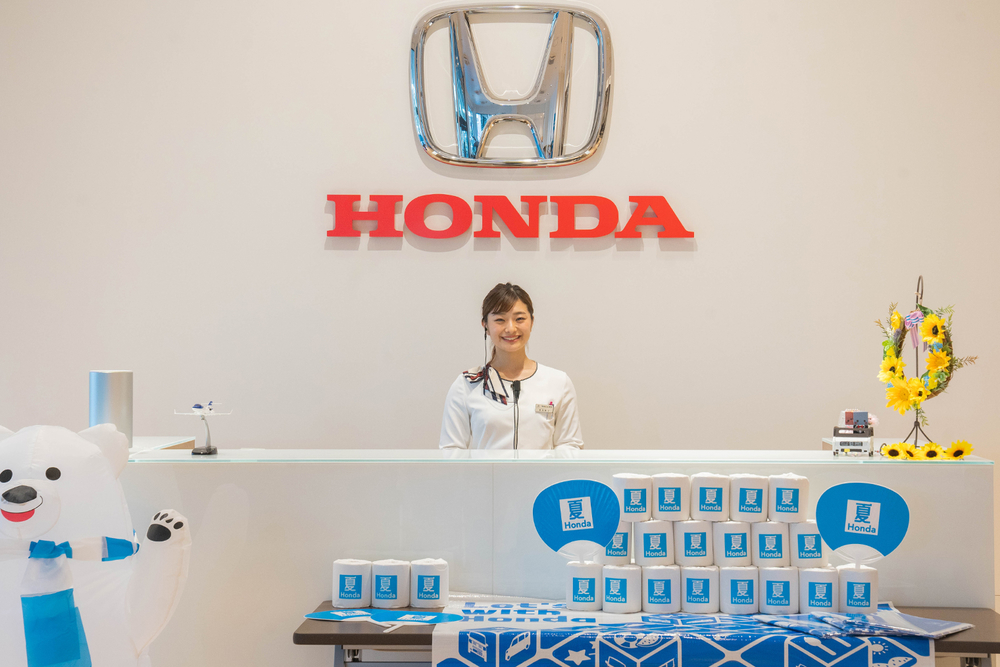 Honda Cars 東京西 さくらモール羽村店の受付。