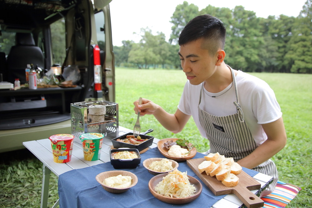 料理研究家リュウジのレシピで作った料理を食べるライター金子