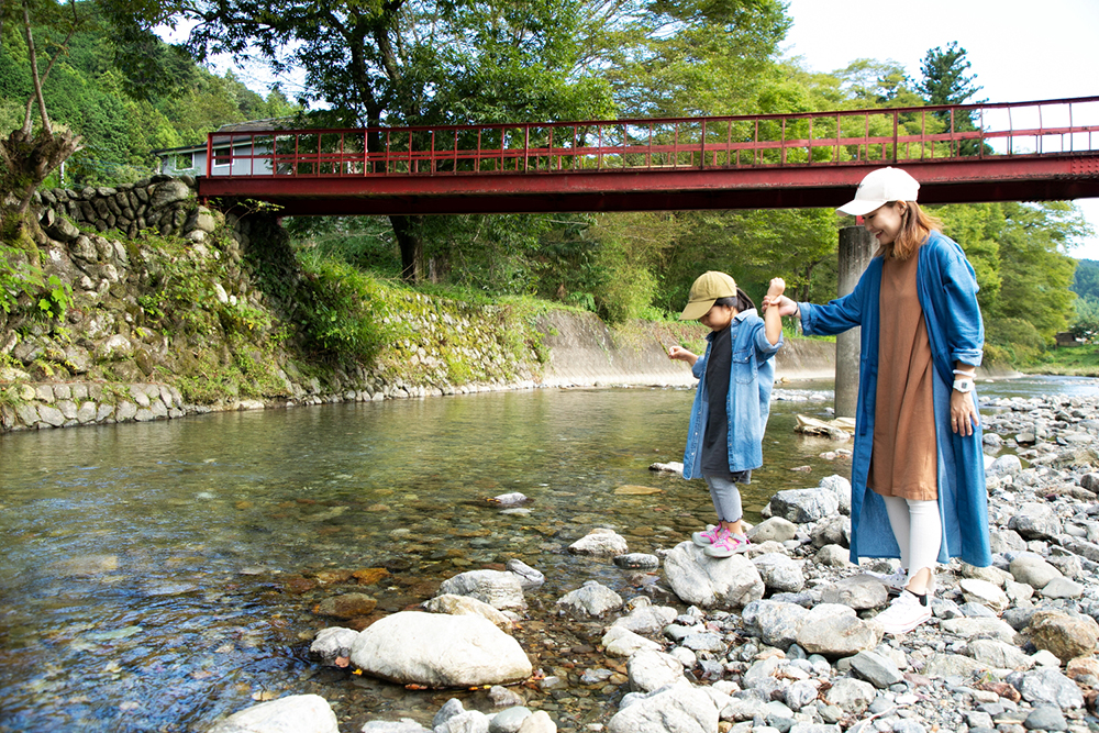 河原で遊ぶ様子