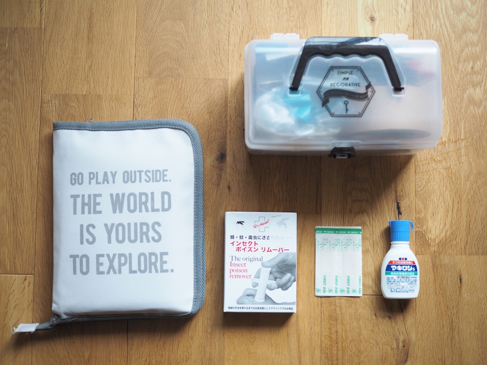 保険証や救急セットの説明カット