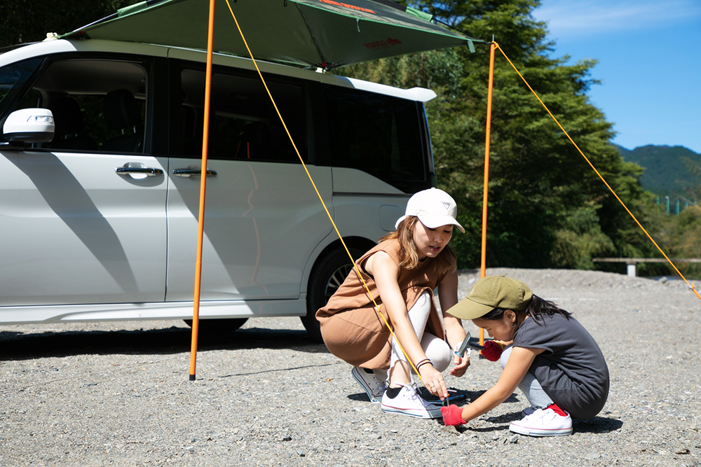 タープを設営する様子