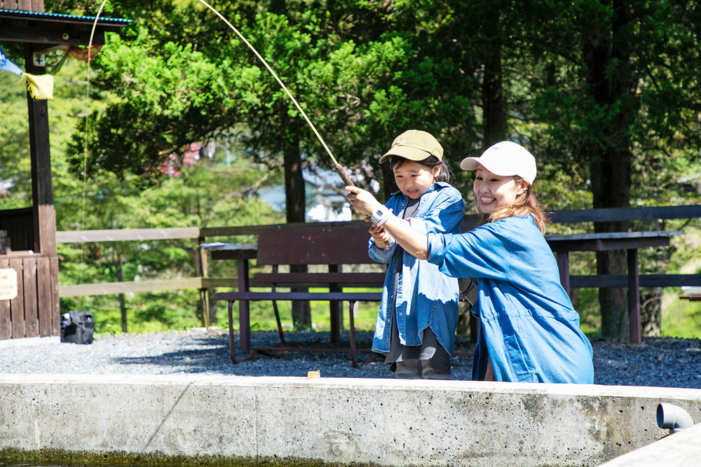 マス釣りを楽しむ親子