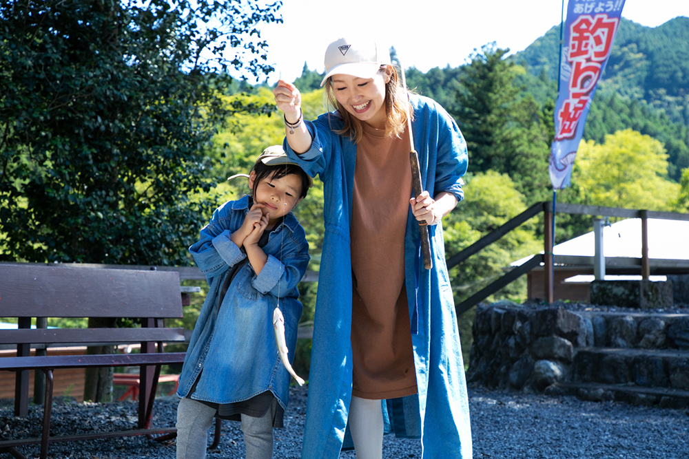 釣れた魚と記念撮影