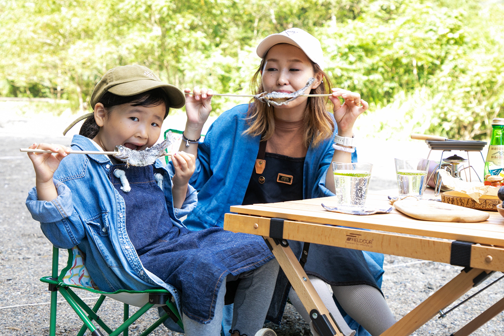 塩焼きにした魚を食べる