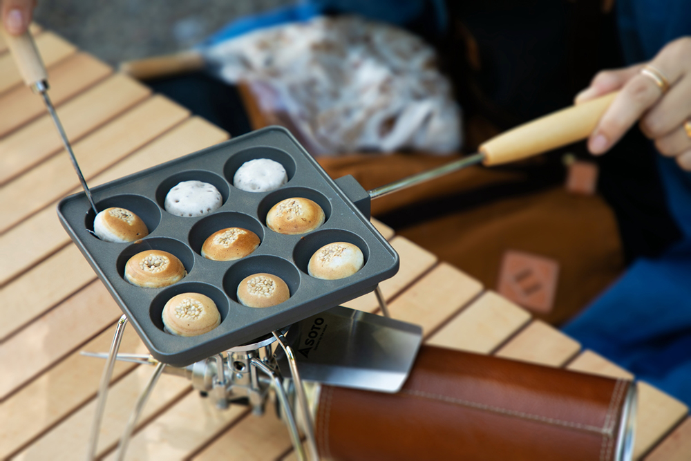 おつまみクッカーでバンズを焼く