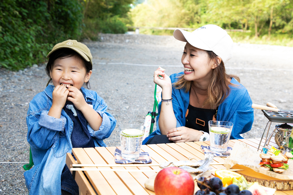 アウトドアでランチを楽しむ様子
