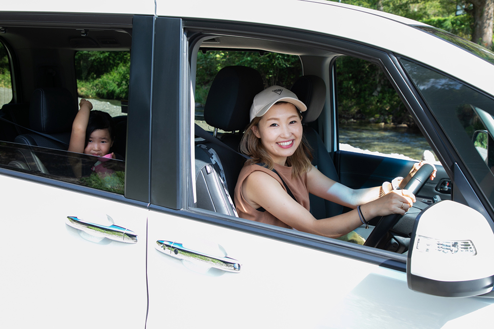 ステップワゴンに乗る親子