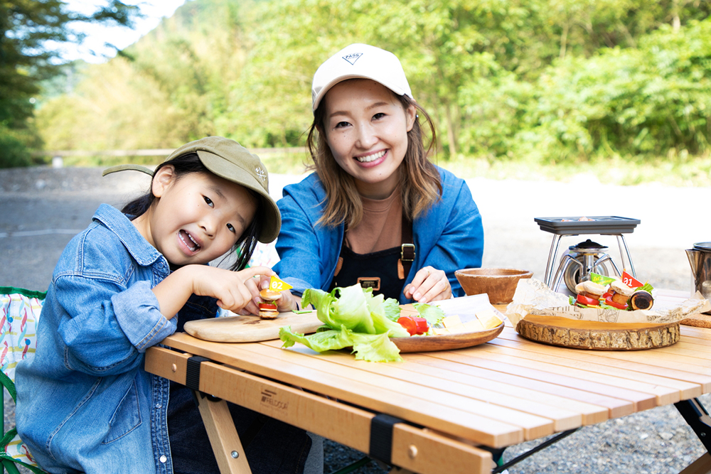 デイキャンプを楽しむ親子