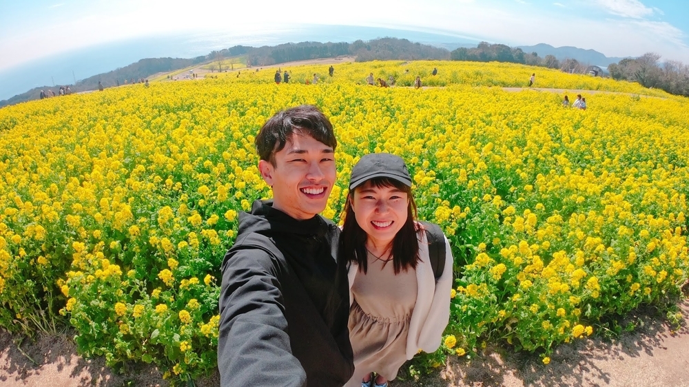 春の淡路島、満開の菜の花畑で日本一周チャレンジ中のわたなべ夫婦