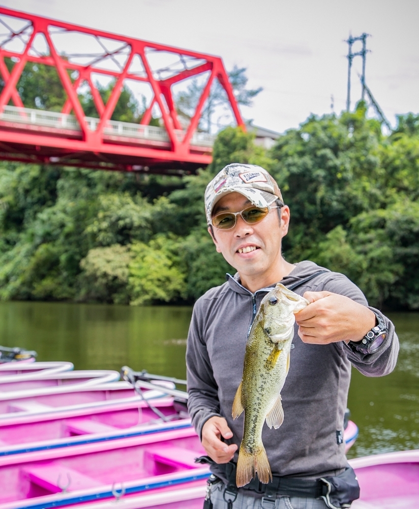 ブラックバスを手に持つ