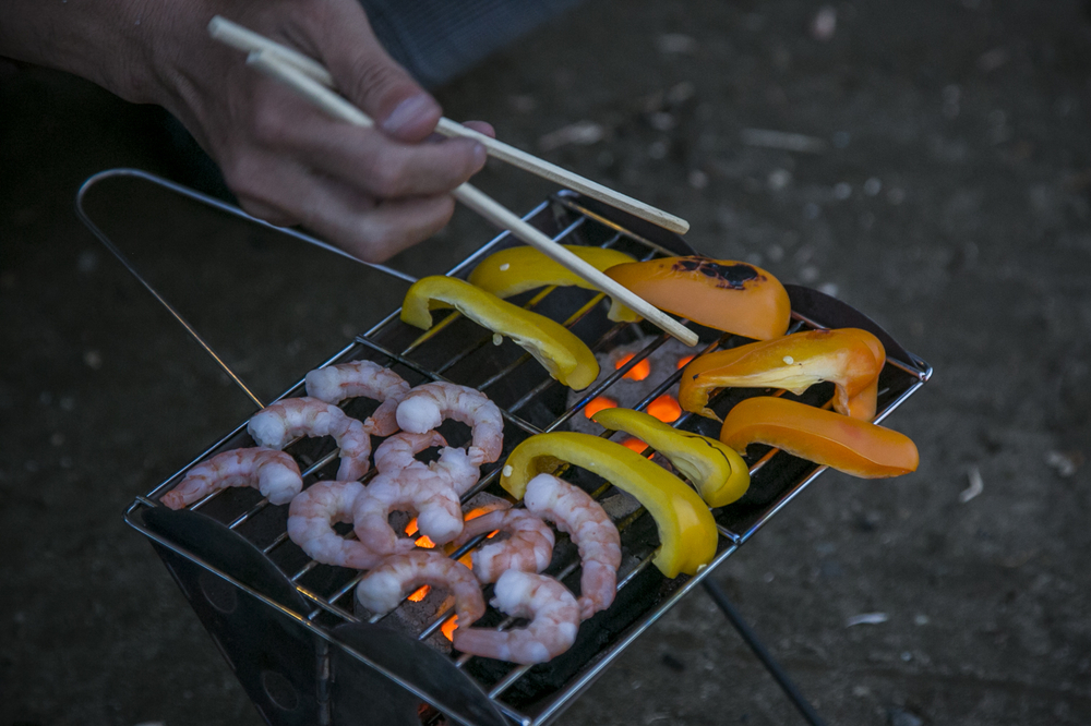 焚き火台でパプリカとエビを焼く