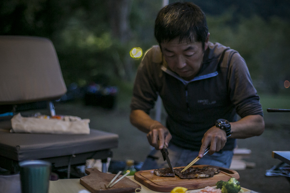 ステーキを切る男性